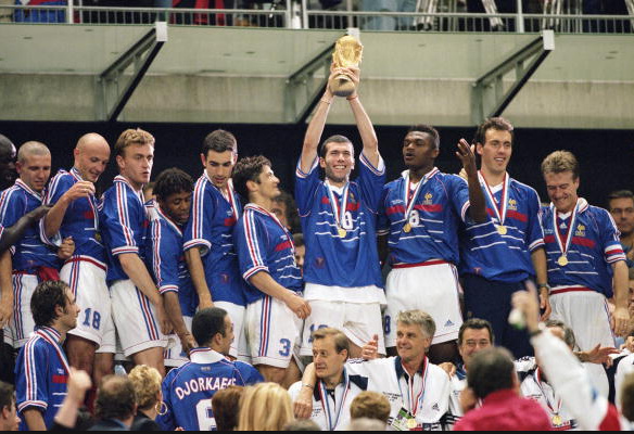 很多球迷认真观看的第一届世界杯是1998年的法国世界杯