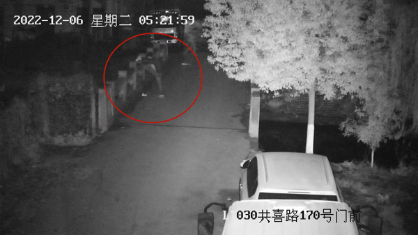 青浦公安分局练塘派出所接市民陈先生报警：他家中1万元现金和20余卷电线被偷了